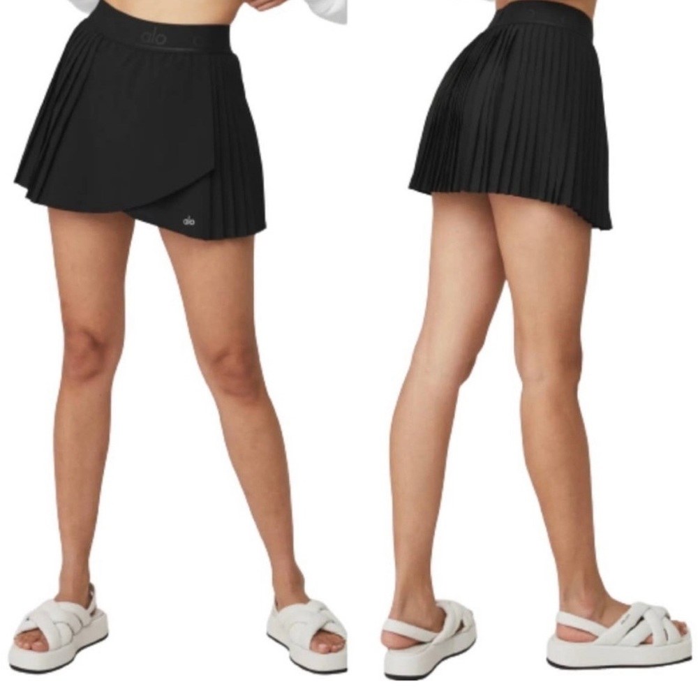 Alo yoga, aces, black tennis skort. Wrap front pleated back.